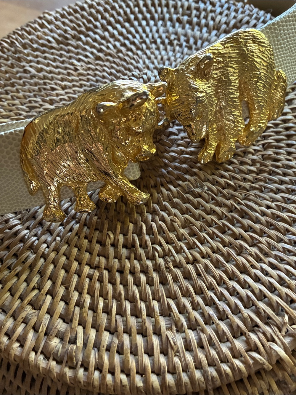 Vintage 70’s Mimi Gold Wall Street Bear Bull Cream Faux Leather Adjustable Belt